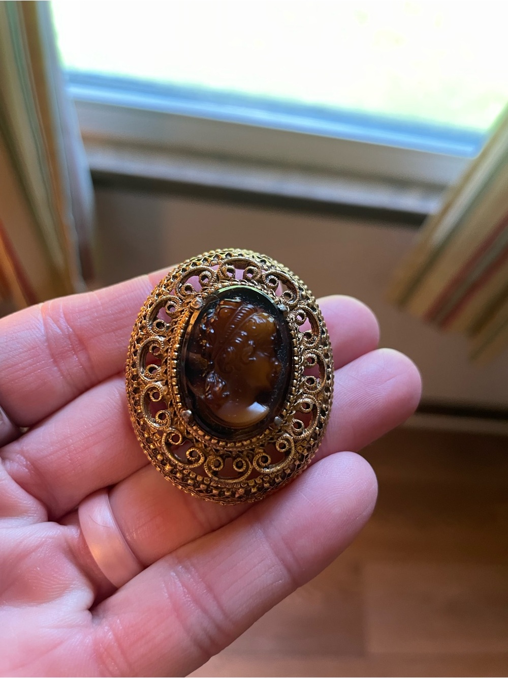 Vintage-Style Gold Cameo Brooch with Brown Cameo - Florenza